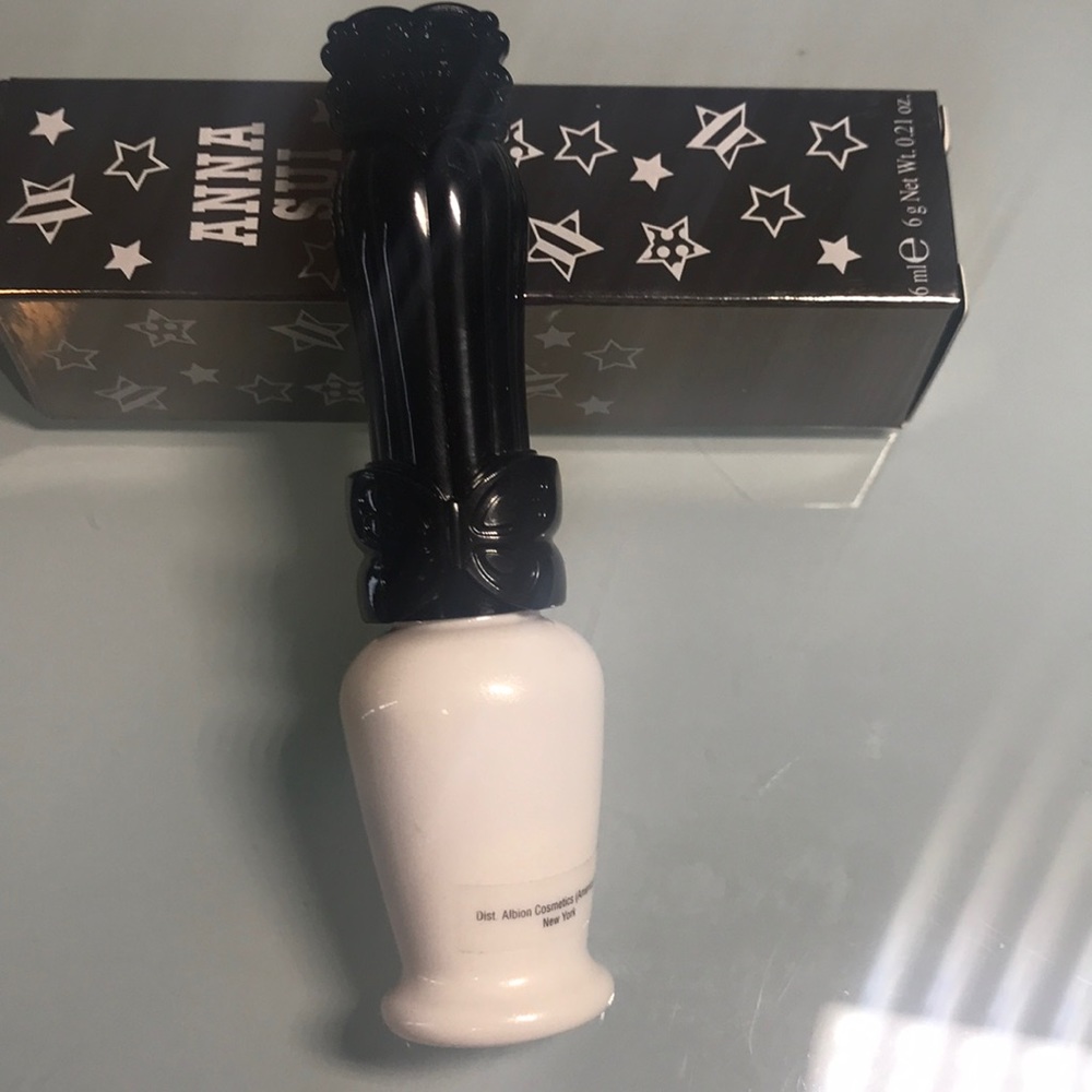 - Anna Sui whipped eyeshadow 001